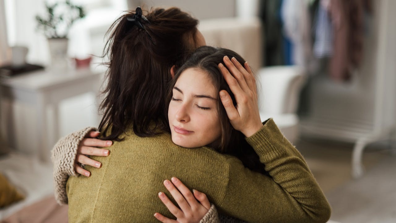 真正的愛與陪伴,才是那些受害的當事人最最需要的。(Shutterstock)