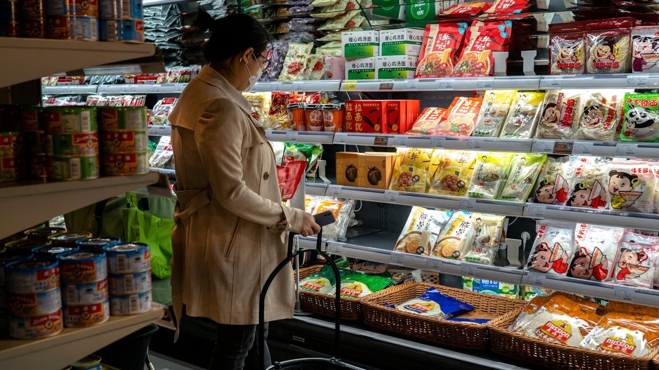 中國人均儲蓄率高達35%,現在若要變為重消費,輕投資,即使邏輯上明白,民眾在心理上也不容易接受。(Shutterstock)