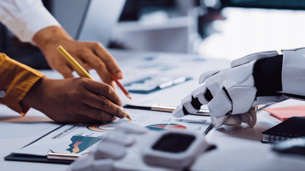 AI和真人的對比，像人造纖維與純棉的差別。前者的機能很強，但就是無法肌膚相親。 （Shutterstock）