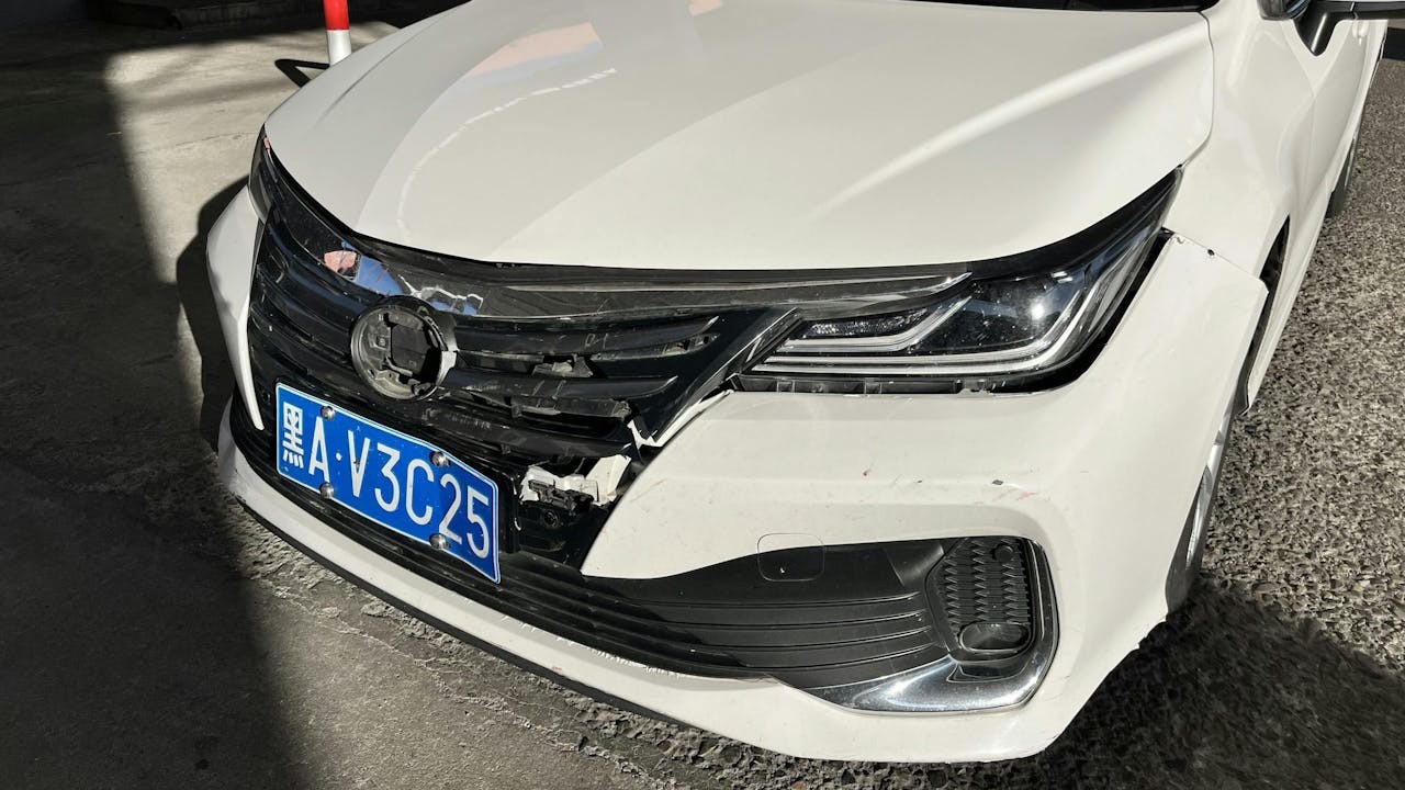 中網格柵支離破碎，車標不知去向。這張「毀容」的前臉，記錄了那驚心動魄的一秒鐘。