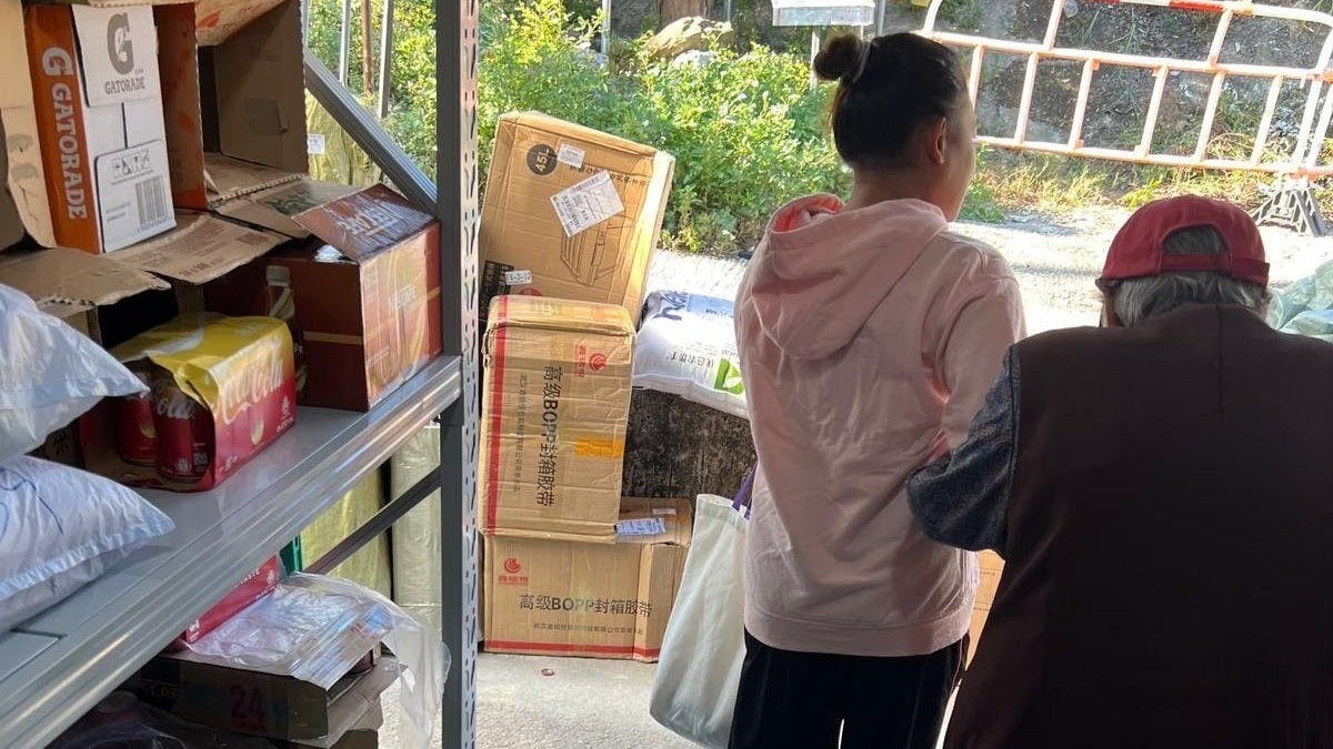 貨架上生果蔬菜全部消失了,取而代之的是一包包綠色包裹。(項明生Facebook)