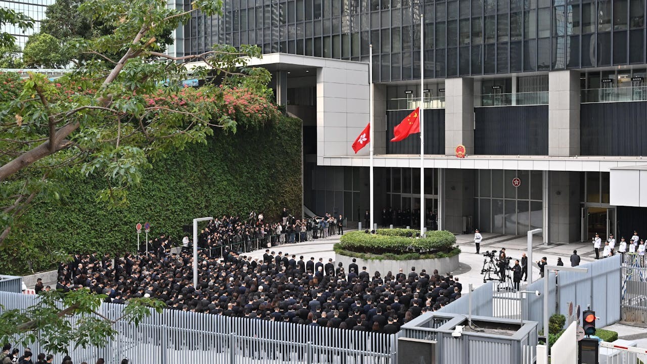 行政長官李家超聯同主要官員、行政會議非官守議員及公務員，11月29日在政府總部東翼前地默哀，沉痛哀悼在宏福苑火災不幸罹難的人士。（政府新聞處）