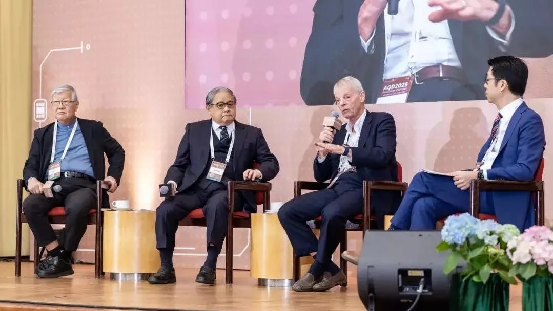 （左起）沈聯濤、馮國經、Michael Spence討論十年來的科技變遷和對社會的影響。