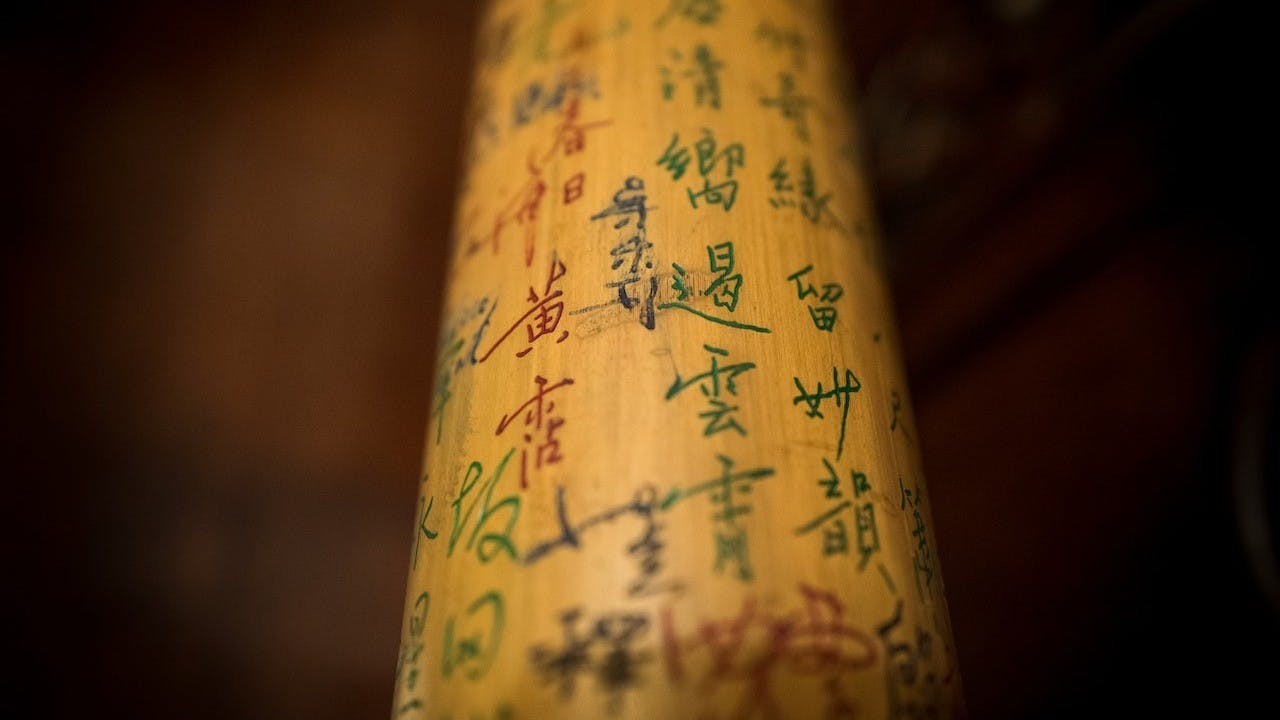 如黃霑先生那筆筒,每一道裂痕,都成為自己獨特的氣質。