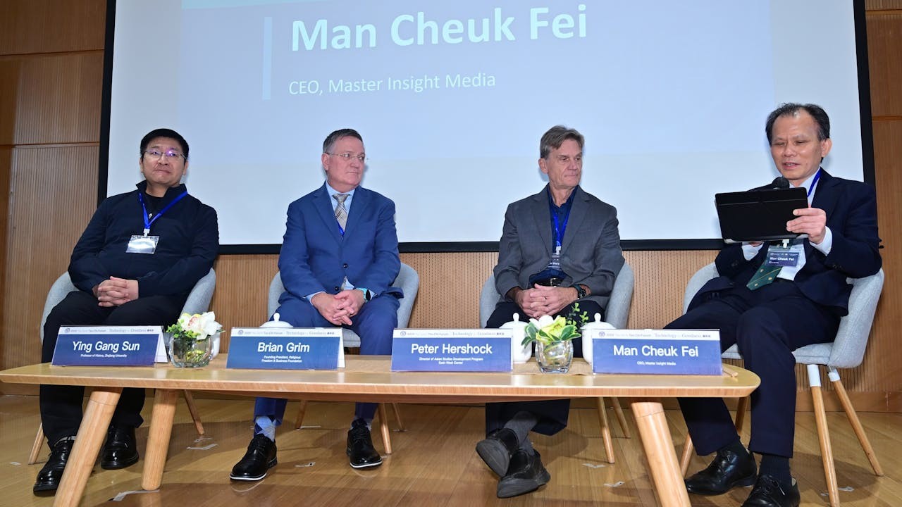 孫英剛教授（左一）與美國宗教自由與企業基金會總裁葛百彥（Brian Grim，左二）、美國喬治城大學的Peter Hershock（右二）參與有關AI科技與倫理的專題討論，由灼見名家社長文灼非（右一）主持。