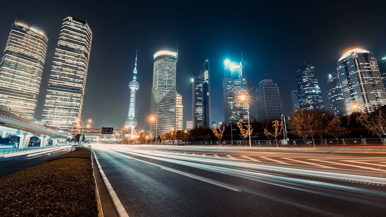 從建設上海現代化產業體系而言,科技創新是基礎,國際經濟中心是目標,而金融、貿易和航運既是國際經濟中心的自然產物,也是國際經濟中心的有效配套舉措。(Shutterstock)