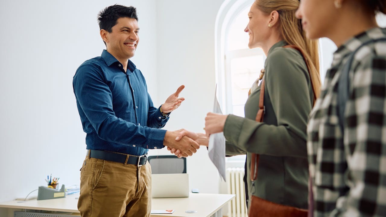 在人際的關係中,我們既要懂得築起適當的堤防,也要學會搭建通往彼此心靈的橋樑。(Shutterstock)