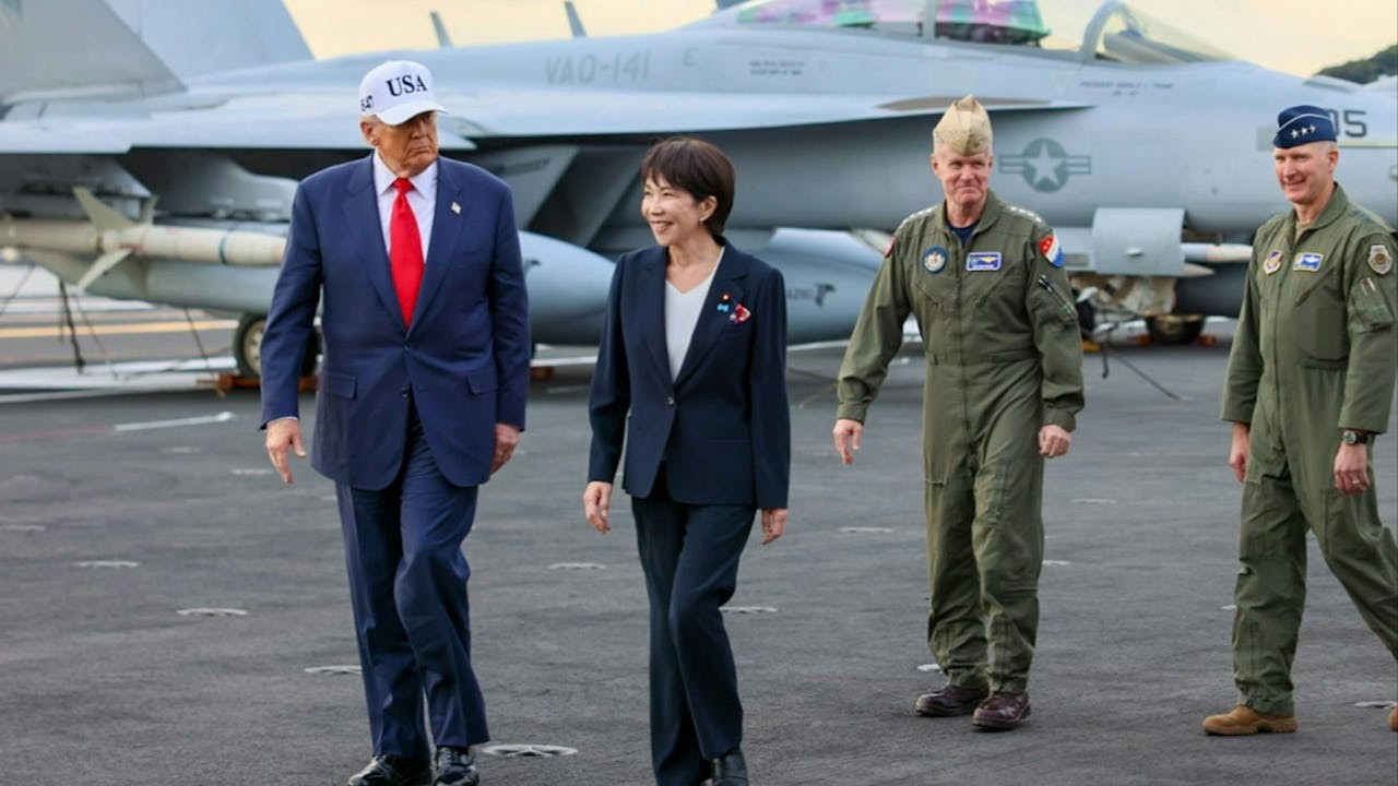 10月底，日美兩國首腦訪問美國海軍橫須賀基地。（日本首相官邸）