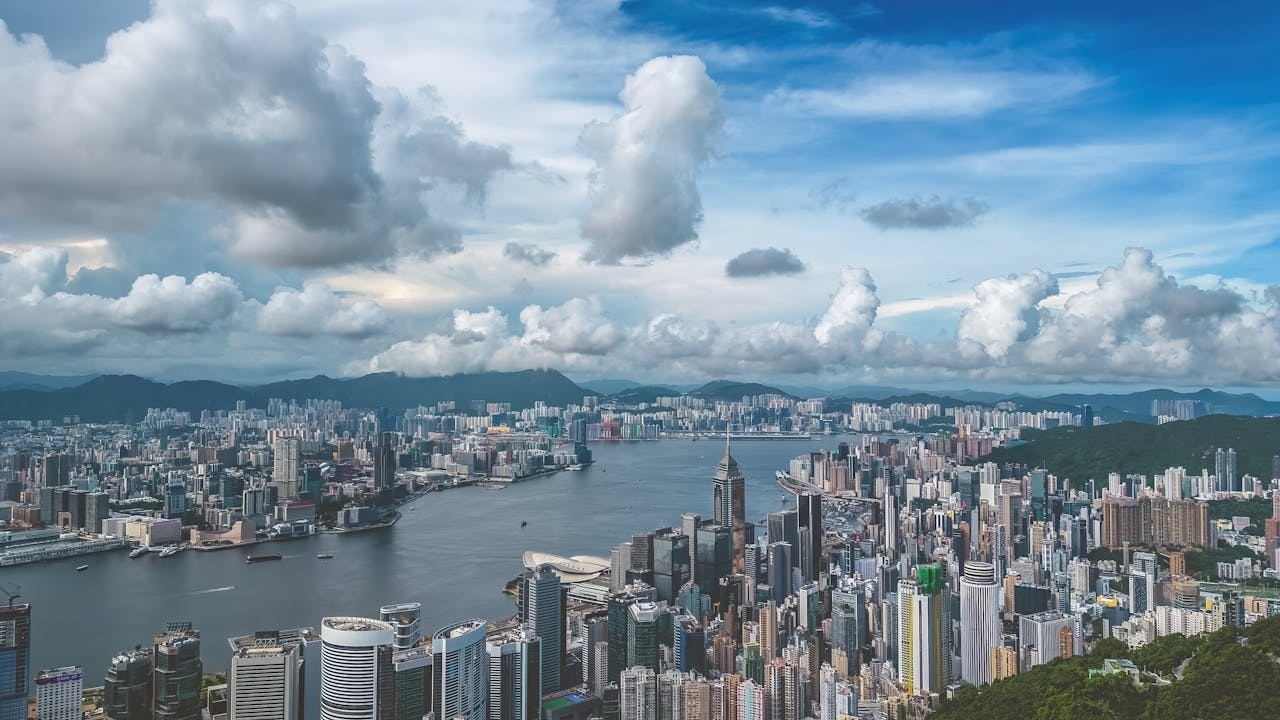 展望明年,本港經濟可望保持良好的勢頭,市場一般預計息率下調也有利營商及投資氣氛。(Shutterstock)