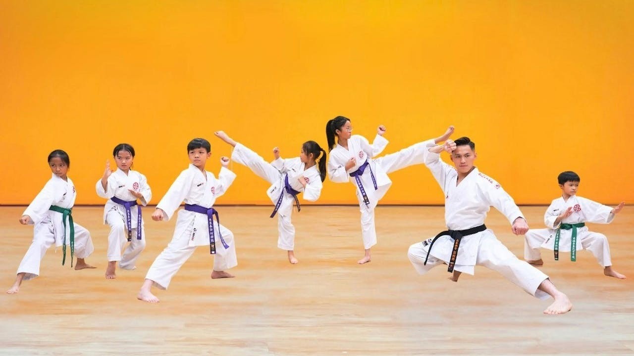 學校近年推行校本空手道課程，讓學生不僅學習技巧，更體驗武術背後的價值觀核心。（作者提供）