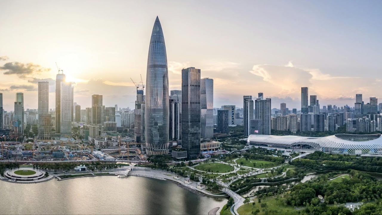 在內部,深圳肩負着「三區」建設的責任,即經濟特區、社會主義現代化先行區和粵港澳大灣區。(Shutterstock)