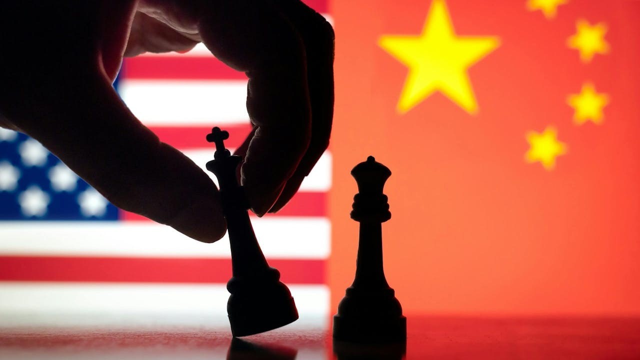 中美在核心技術、供應鏈安全與地緣戰略的分歧,不易在短期快速化解。(Shutterstock)