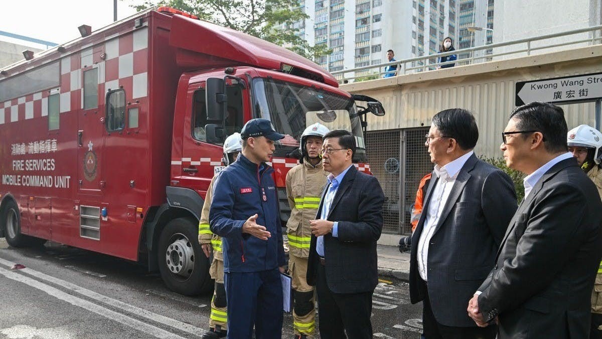 行政長官李家超11月27日到大埔宏福苑視察火警現場，聽取消防處匯報火災處理工作。（政府新聞網）