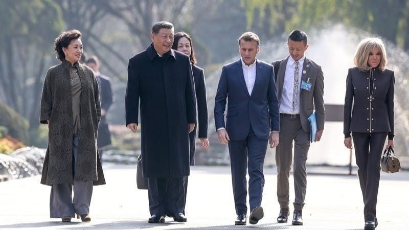 12月5日，國家主席習近平在四川成都都江堰同法國總統馬克龍交流。（中國政府網）