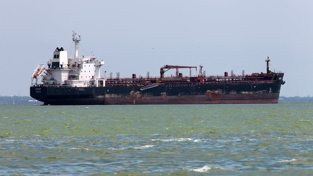 近日美國劫奪委內瑞拉往中國的油輪，充公船上大量的石油，直接導致中國遭受損失。（Shutterstock）