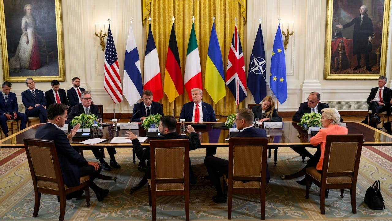2025年8月,美國總統特朗普在白宮主持多邊會議,烏克蘭總統澤連斯基和歐洲領導人出席。(白宮)
