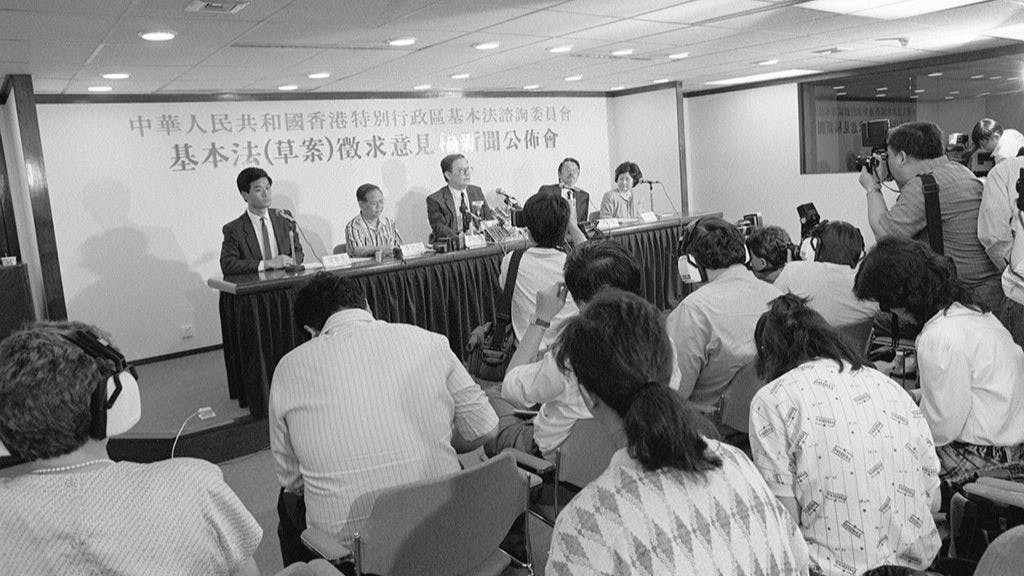 人大常委會決定把諮詢期延長3個月至10月底，並責成諮委會於11月底之前提交諮詢報告。（基本法頒布30周年網上展覽）