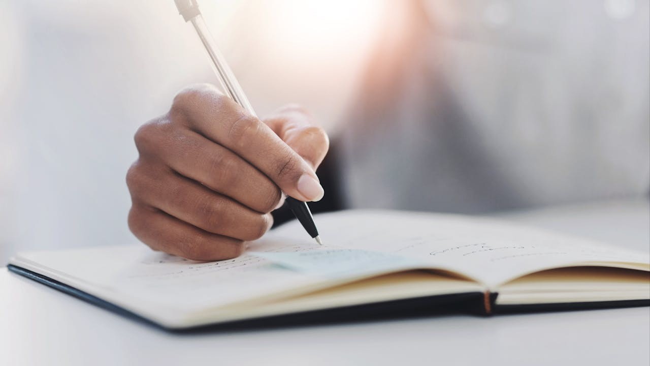 有讀者對我說：「我愛看你的文學作品，多於評論文章。」（Shutterstock）