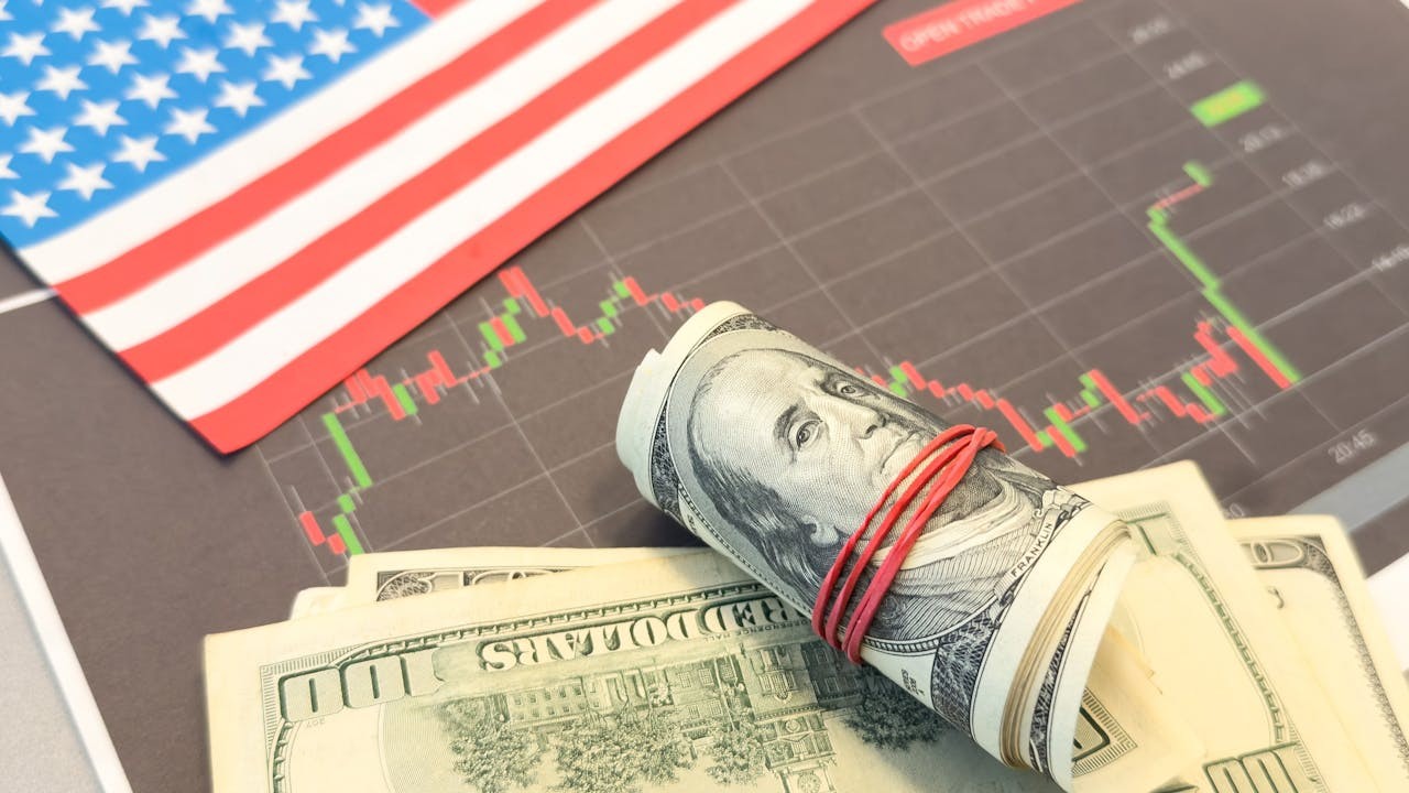 不知不覺間印度盧比已破91兌美元，日元在155上下，只等再破160兌美元。（Shutterstock）