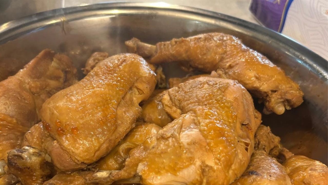 這次送暖行程由大角咀開始，途經旺角、油麻地，最後在佐敦廟街完結。我們分別背上40隻雞髀，在傍晚時分出發。