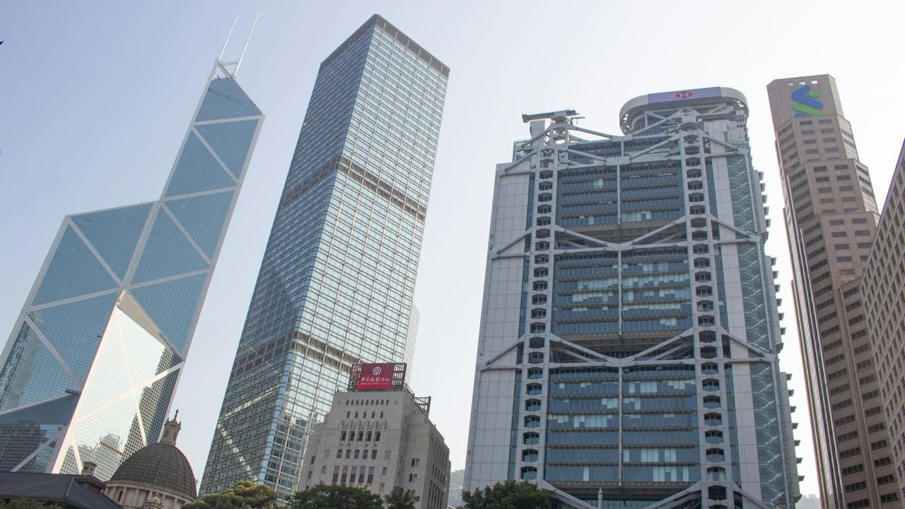 筆者對2026年香港銀行股的展望整體正面但須謹慎。（Shutterstock）