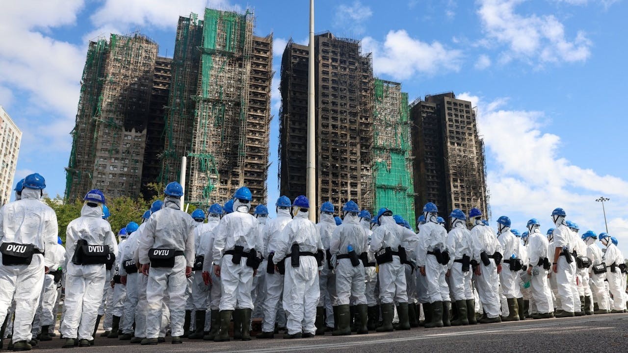 警方動員600名災難遇害者辨認組人員,於11月29日開始進入宏福苑各幢大樓連日搜證。(香港警察Facebook圖片)