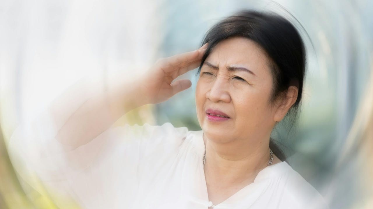 患者感到頭痛、眩暈欲吐，到底發生什麼事？（Shutterstock）