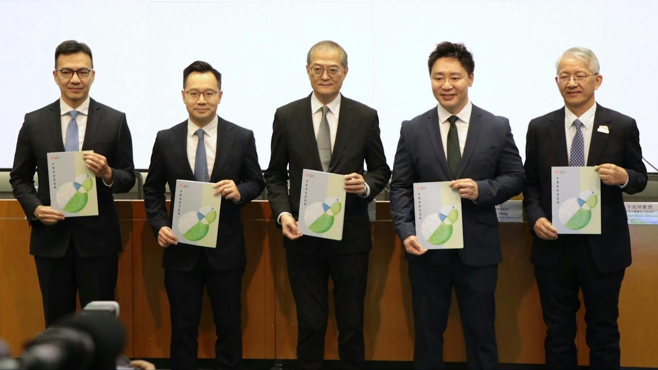 醫衞局局長盧寵茂教授(中)、醫衞局副秘書長李力綱(左二)、醫衞局中醫藥發展專員鍾志豪博士(右二)、衞生署助理署長(中醫藥)方浩澄醫生(左一)和香港中醫醫院行政總監卞兆祥教授(右一)在記者會上展示《中醫藥發展藍圖》。