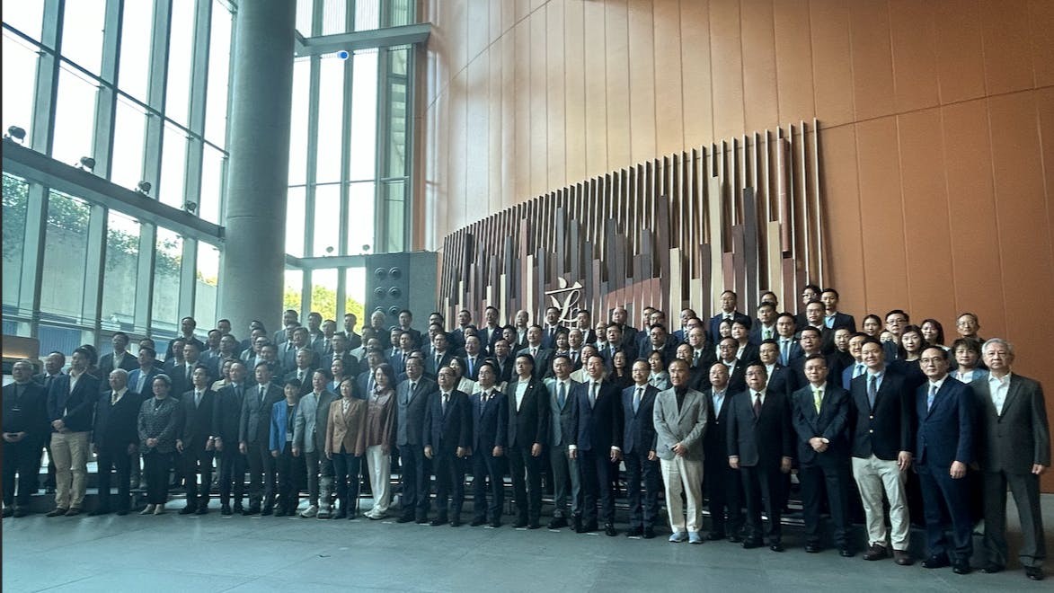 現任和候任立法會議員在立法會大樓合照,是為特區成立以來首次安排。