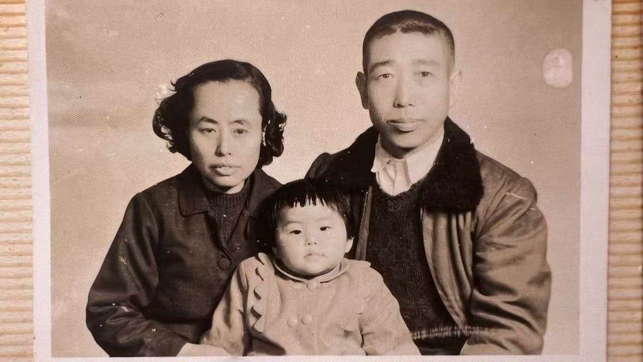 父親四川遂寧人,母親貴州貞豐人。現在回想如果沒有我和弟弟,他跟母親兩人在台灣的日子會過得很舒適。