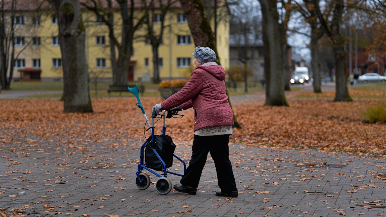 究竟該及時行樂，還是未雨綢繆？每個人境遇不同，答案自然莫衷一是。（Shutterstock）