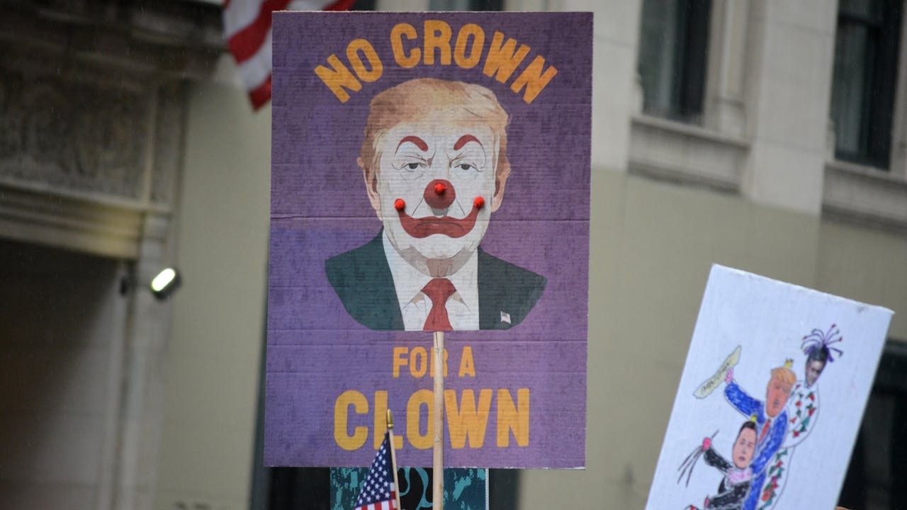 美國內部問題也極多和嚴重,首先是特朗普對法治和教育制度的自殺式攻擊,公開的貪腐亦到了一個新境界。(Shutterstock)