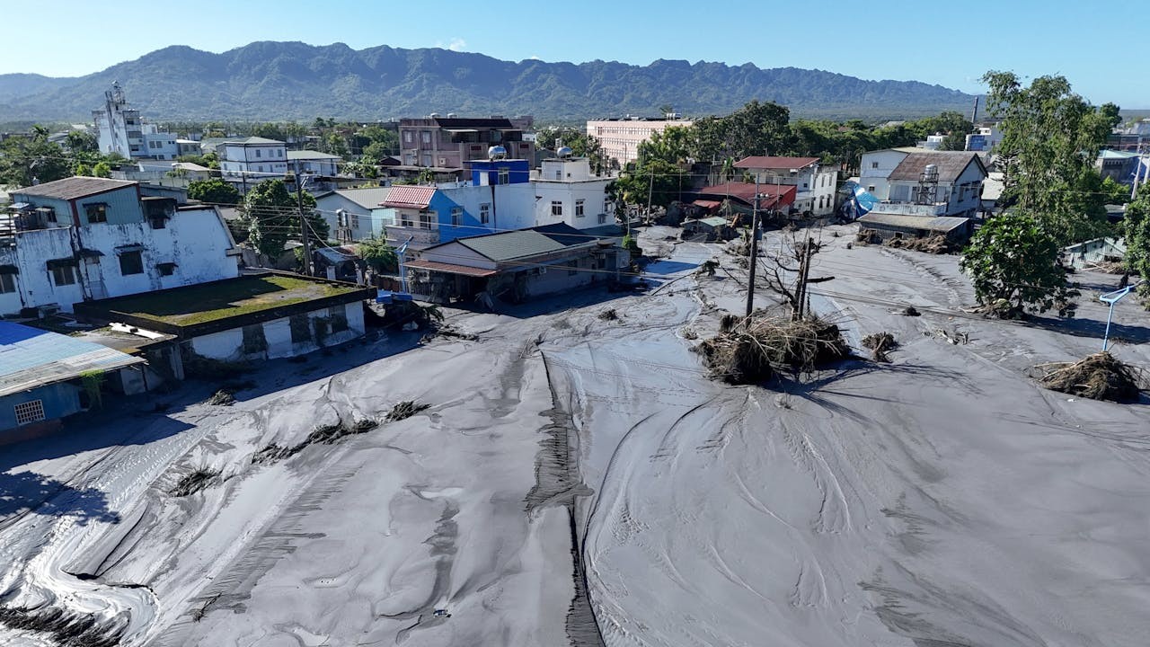 花蓮光復鄉在颱風下歷經泥沙浩劫。(Shutterstock)