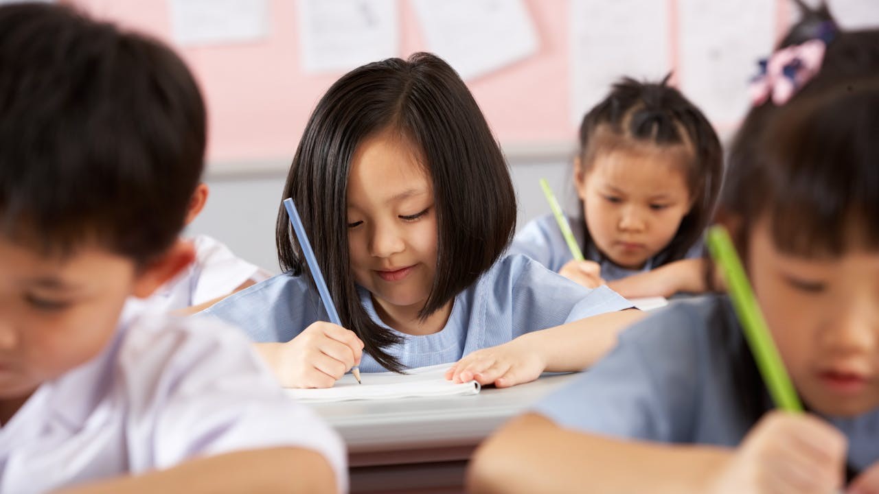 同儕間的良性競爭、家長間的知識分享，甚至是社區活動中的互動，都能幫助孩子建立優質的人際網絡。（Shutterstock）