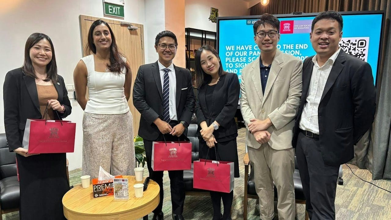筆者（右三）出席新加坡與馬來西亞年輕律師峰會的公益法律服務專題討論。