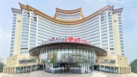 《中英聯合聲明》簽署後啟動的「港澳中心」專案，選址在北京朝陽門北大街，靠近工人體育場三里屯使館區，1991年開業時設有專廳，衛星直播香港賽馬並接受長途電話投注，以體現鄧小平「馬照跑」等對香港一國兩制50年不變的承諾。今為北京港澳中心瑞士酒店（Swissotel Beijing Hong Kong Macau Center）。