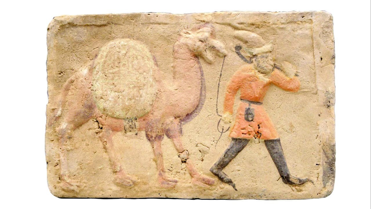 唐代「模印彩繪胡商牽駝畫像磚」栩栩如生的呈現絲綢之路貿易盛況。（山丹縣博物館藏）