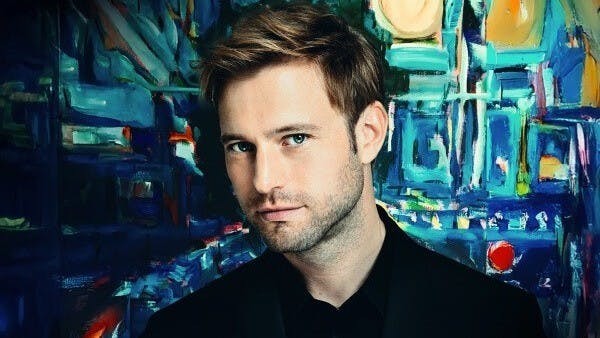 今次阿佩爾演唱風格非常沉靜，聲音較少會刻意地去爆發，即使在強音的樂段，他都將聲音「留後」，所以聲音的投射相對較慢，而且相當「順勢」。（活動海報）