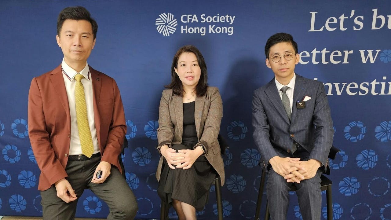 大灣區金融商貿協會創會主席何庭堅(左)、安永大中華區私人企業稅務服務聯席主管合夥人及家族企業主管合夥人王文暉(中)與香港特許金融分析師學會傳媒委員會成員林子峰(右)探討家辦最新發展、政策支援及近期熱門話題。