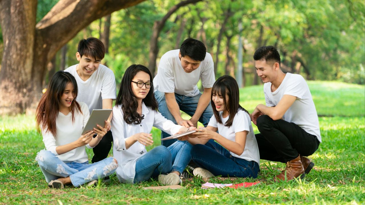 當下的年輕一代跟上一代人對人生規劃的想法不同、更多元化。（Shutterstock）