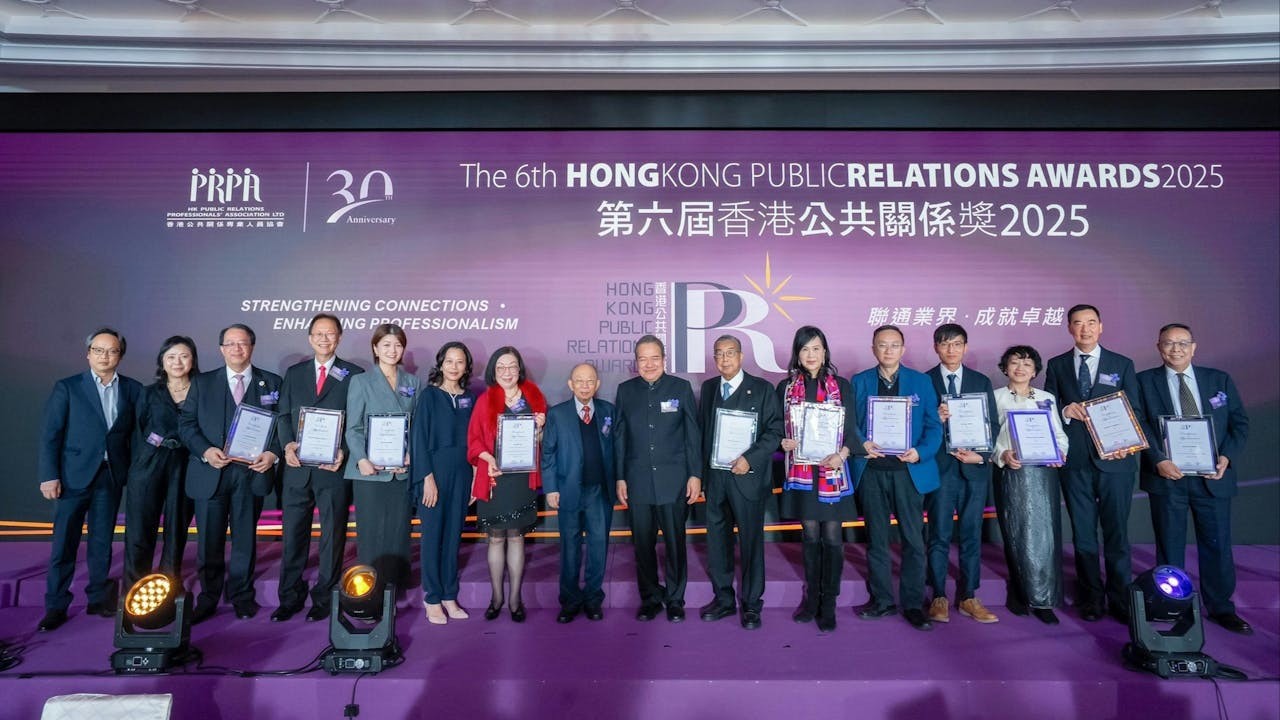 第六屆香港公共關係獎籌委會主席胡定旭教授(右八),首席評審及籌委會副主席袁金浩(右七)、顧問陳祖澤博士(左八),感謝來自商界、公關業界、傳媒、非政府組織及學術界的專業評審的貢獻。