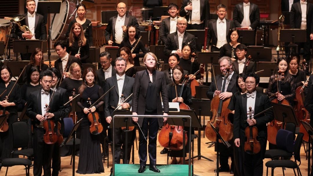 萊因哈特（中）這位在美國音樂界迅速冒起的新星，更曾在美國擔任梵志登（Jaap van Zweden）的指揮助手。