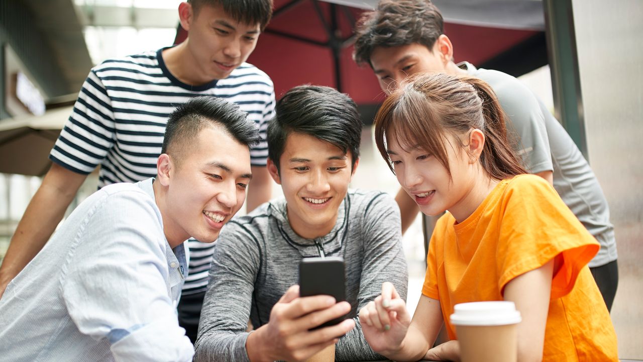 在數碼時代,社交媒體早已成為青少年生活不可或缺的一部分。(Shutterstock)