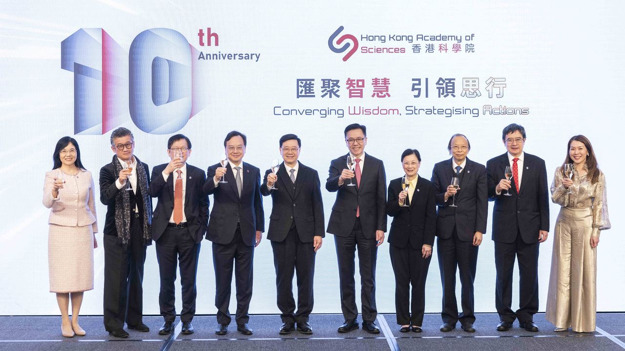 出席香港科學院十周年晚宴的嘉賓，包括特首李家超（左五）與創新科技及工業局局長孫東（右五），港科院院長盧煜明校長（左四）、副院長任詠華教授（左四），委員莫毅明教授（左三）、葉嘉安教授（右三）、莫樹錦教授（左二）、楊彤教授（右二）、于君教授（左一），名譽秘書黃秀娟教授（右一） 。