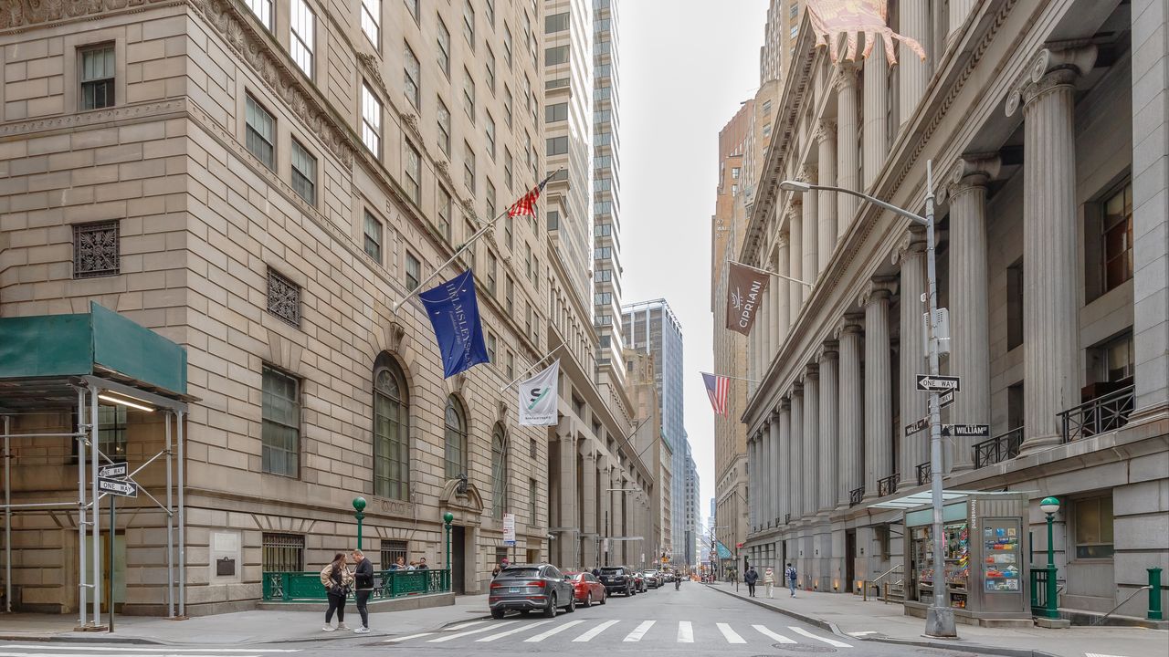 2025年金融怪現象，華爾街繁榮而美元下跌。（Shutterstock）