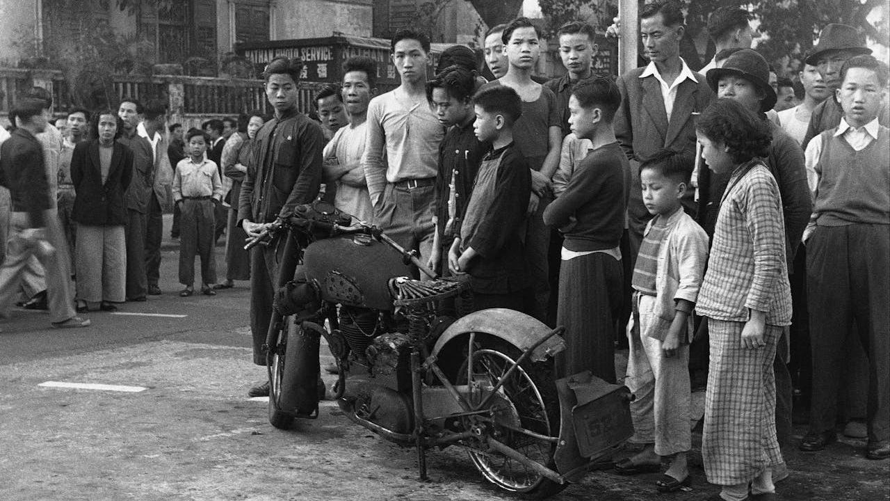 1967年「反英抗暴」時,香港左派宣揚的理念是「打倒英帝、解放香港、埋葬香港的資本主義」,到了1979年,則搖身一變,開始積極地做生意賺錢。