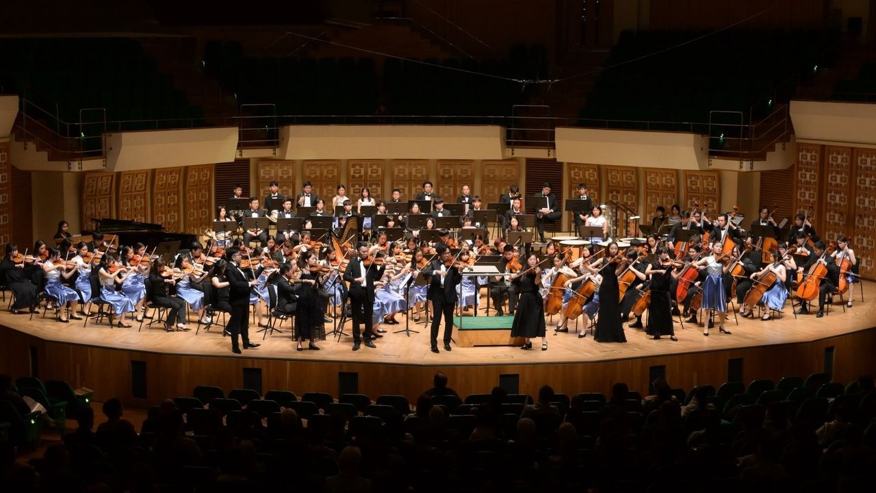 八位舊生及首席，包括領奏的凌顯祐（左四），在下半場演出巴赫雙小提琴協奏曲首樂章，四人一組拉奏獨奏樂段。