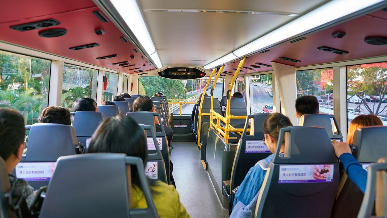 解除安全帶以至㩒鐘落車都是需要時間的,強制安全帶後巴士停站落客的時間只會有增無減,導致交通擠塞惡化。(Shutterstock)