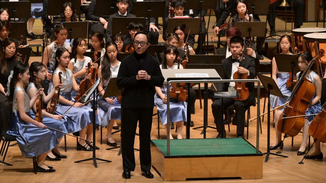 指揮布拉姆斯《大學節慶序曲》的梁書銘（中），作為兒童交響樂團首席指揮，也負責把整場音樂會的曲目綵排，為其他客席指揮準備好，可謂勞苦功高。