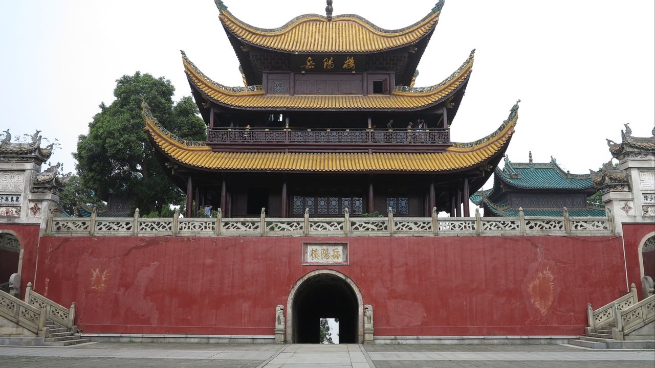 岳陽樓只有19米高,採用三層四柱、飛簷盔頂結構,完全由榫卯相連的木構建築前,的確不夠世界其他著名古建築那麼高大上。(Shutterstock)